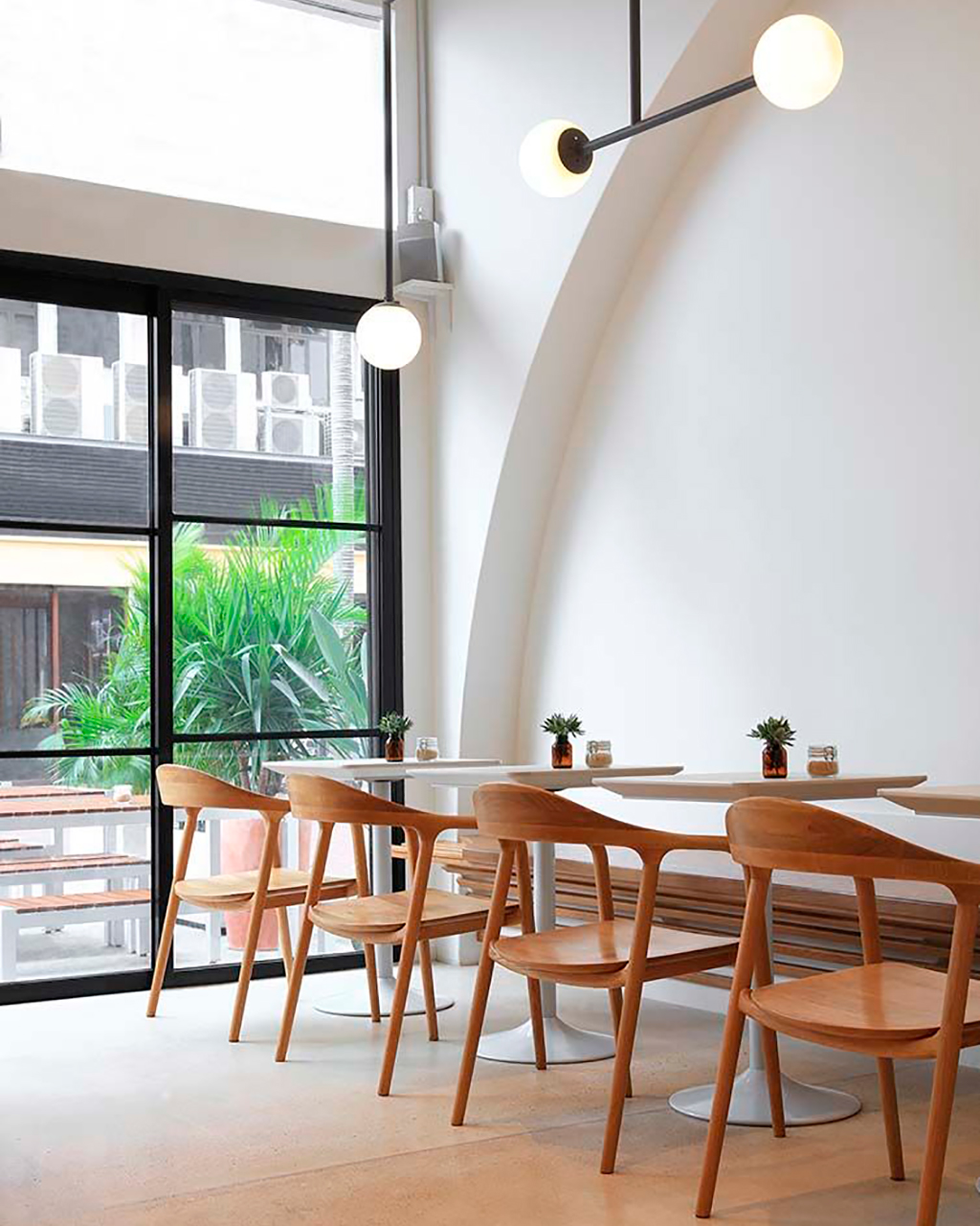 Dizayn kafe v stile minimalizm 14