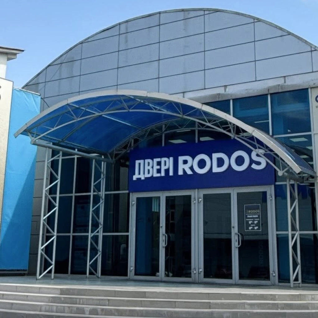 Фасад шоурума бренду rodos