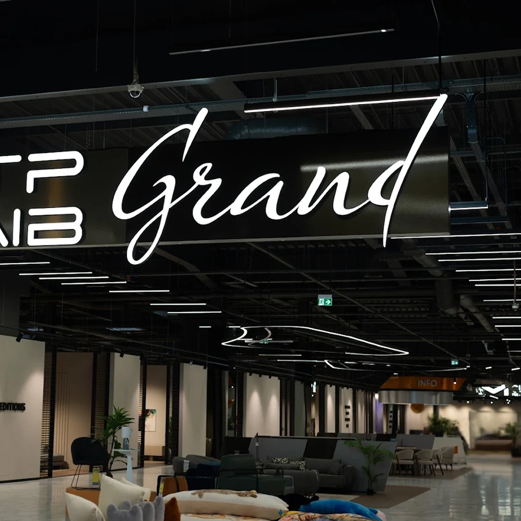 Фасад центру меблів Grand