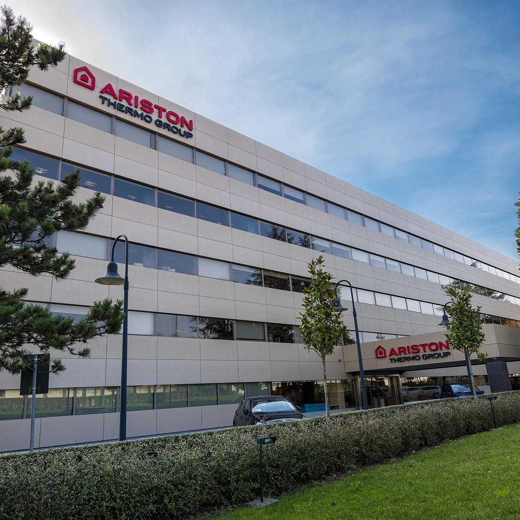 Фасад здания бренда Ariston