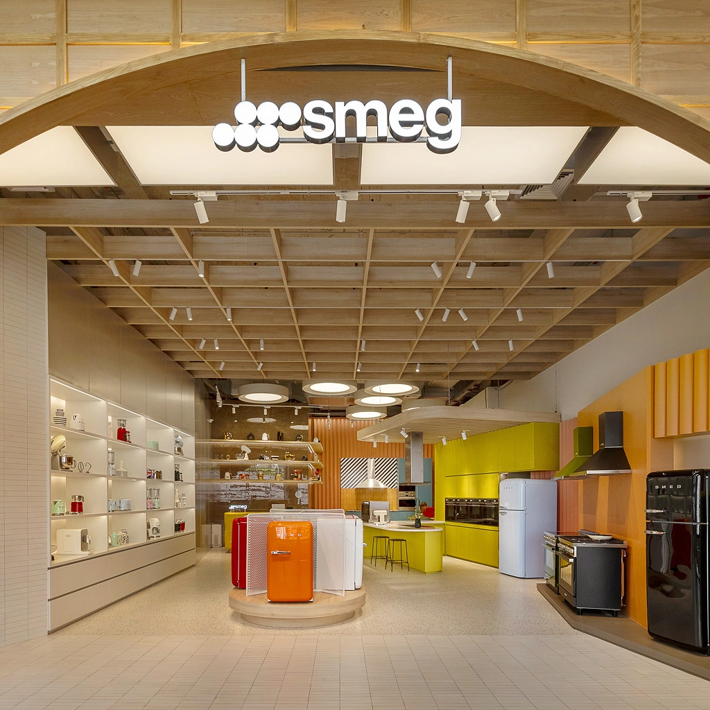 Интерьер фирменного шоурума smeg
