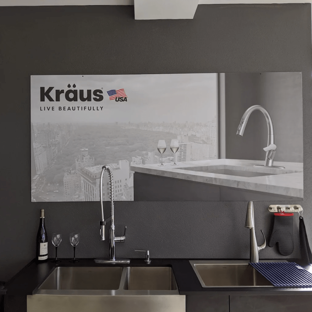 Інтер'єр шоуруму кухонних мийок бренду Kraus