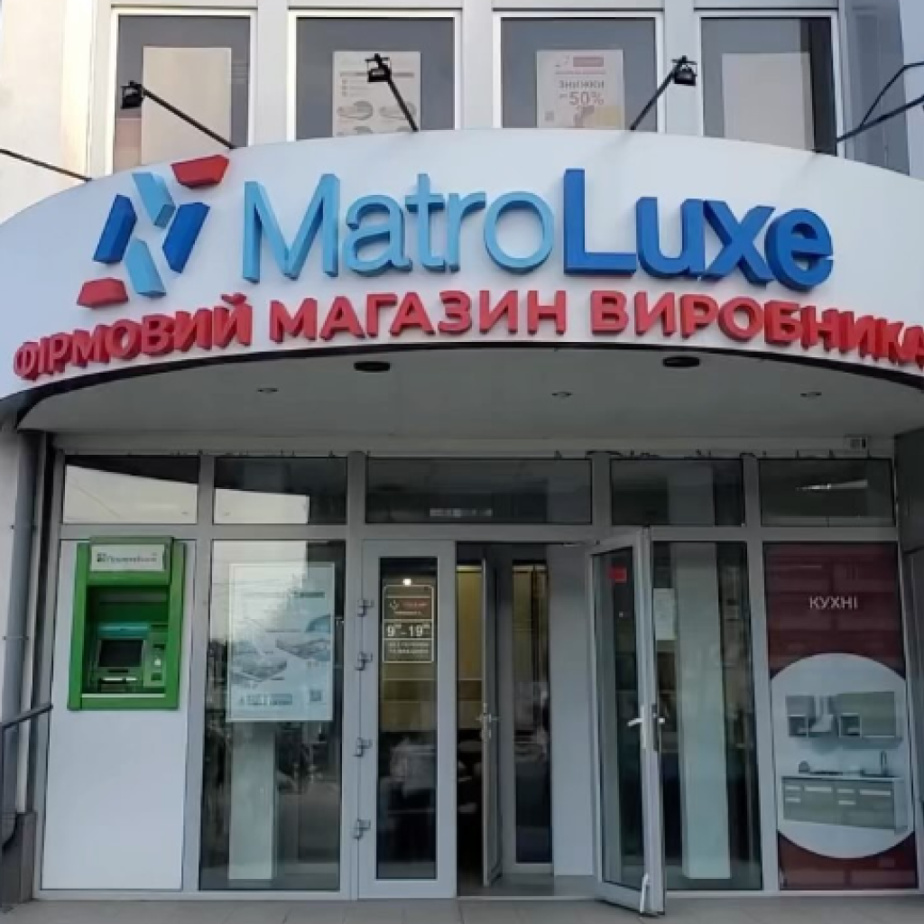 Фасад магазина матрасов бренда Matroluxe